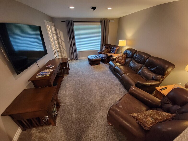 Living room - 8111 NE 27th St