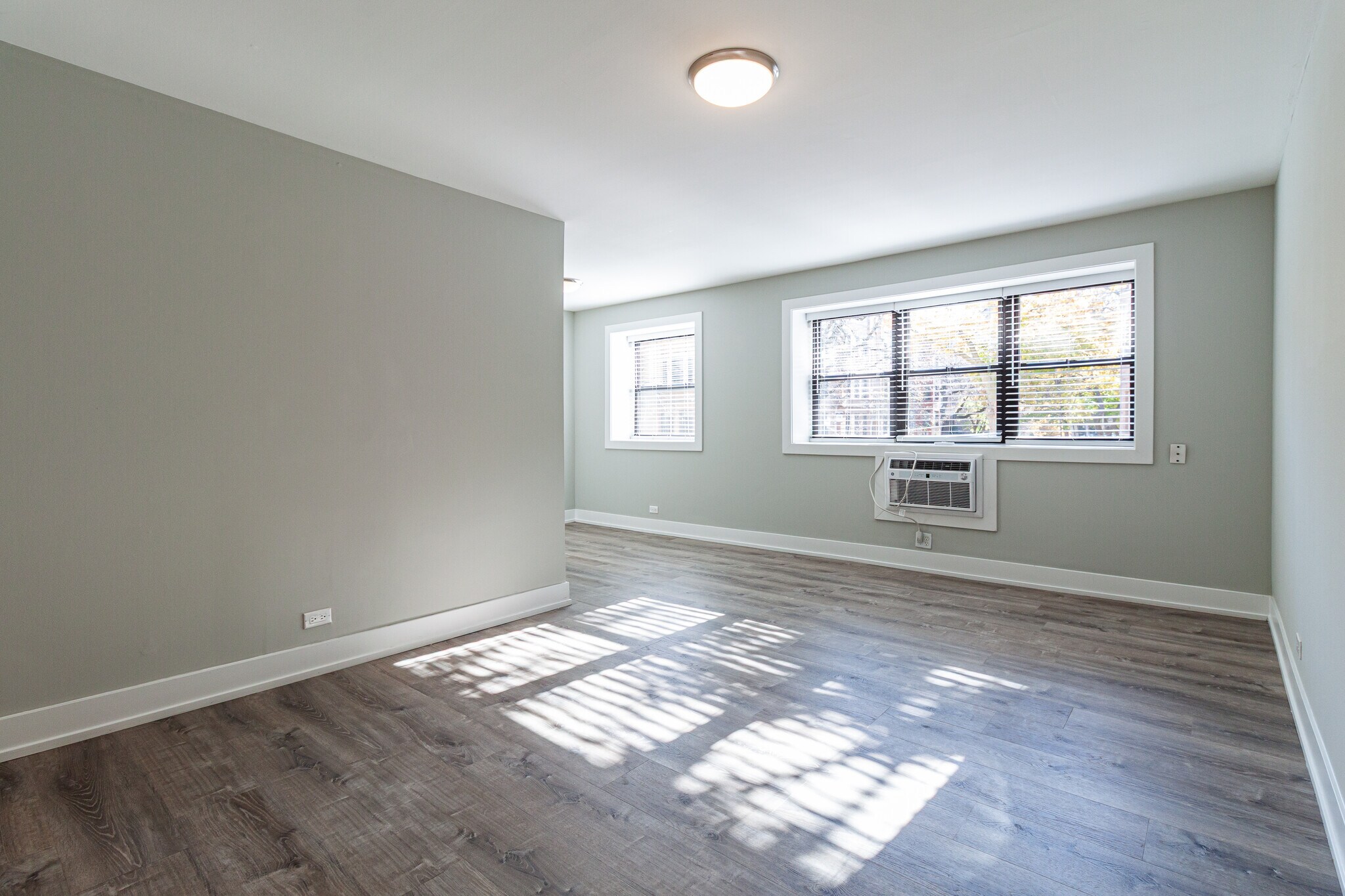 Building Photo - 525 W Surf