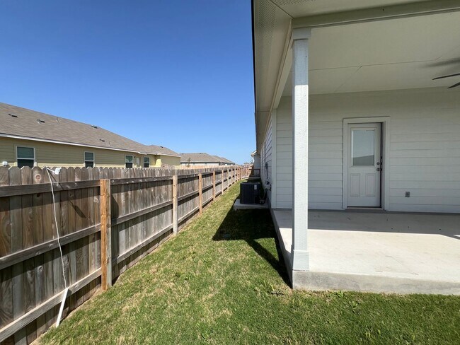 Building Photo - Luxury duplex in Seguin!