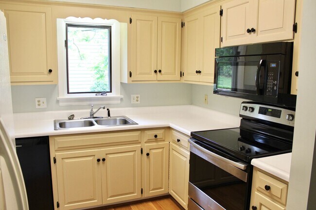 Building Photo - 736 Woodland Dr