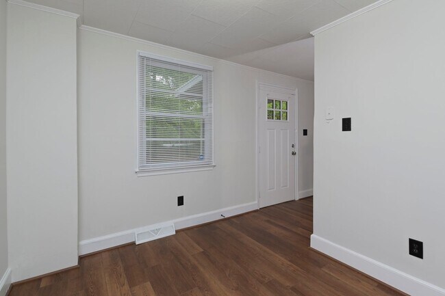 Building Photo - 2 bedroom, 1.5 bath home for rent in the h...