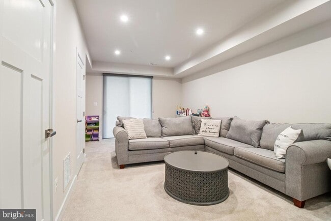 Building Photo - 646 Lakemont Dr