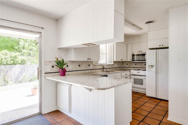 Building Photo - 405 Westbrook Dr