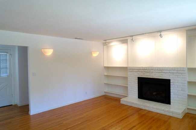Building Photo - Third-Acre of Serenity