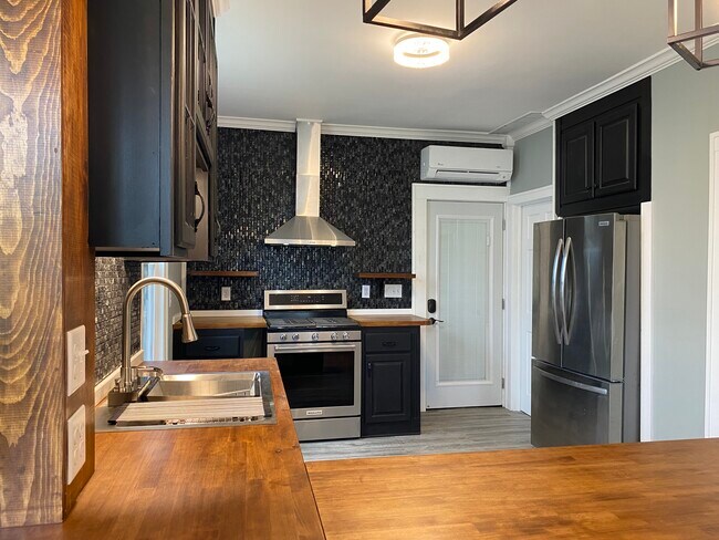 Building Photo - 37 Wyoming St E