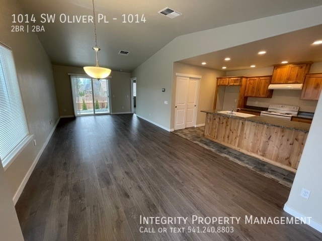 Building Photo - 1014 SW Oliver Pl