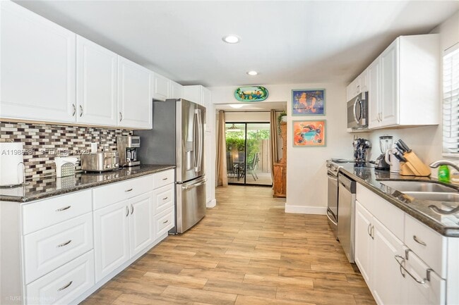 Building Photo - 212 SW 1st Ave