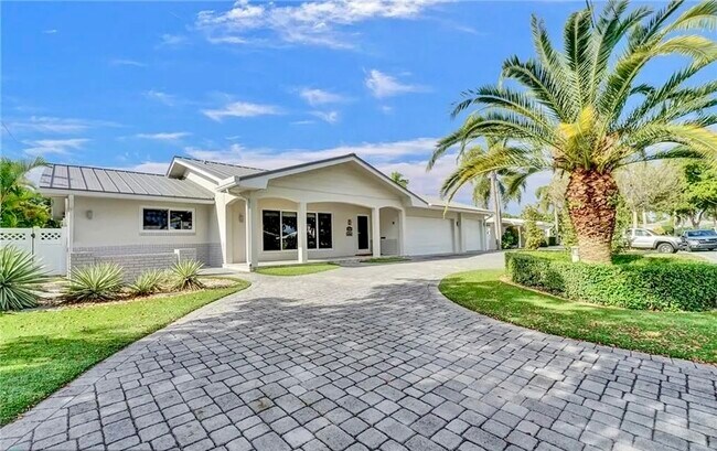 Building Photo - 2830 NE 55th St