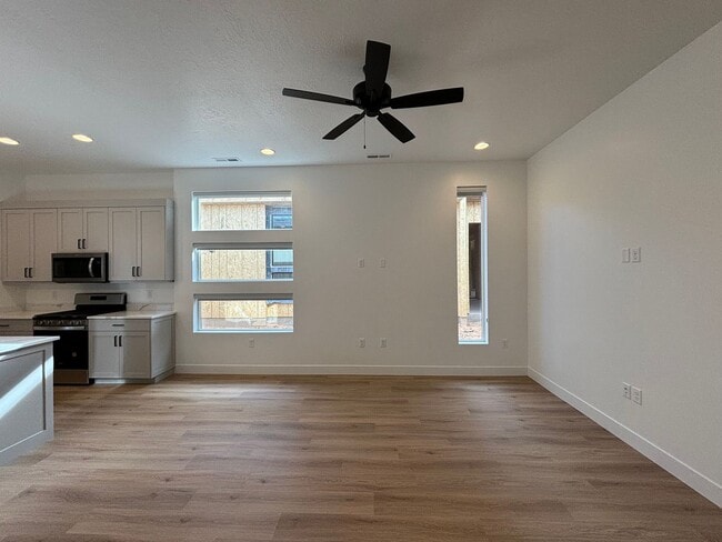 Building Photo - Price Reduced!! Woodland Estates Townhome!