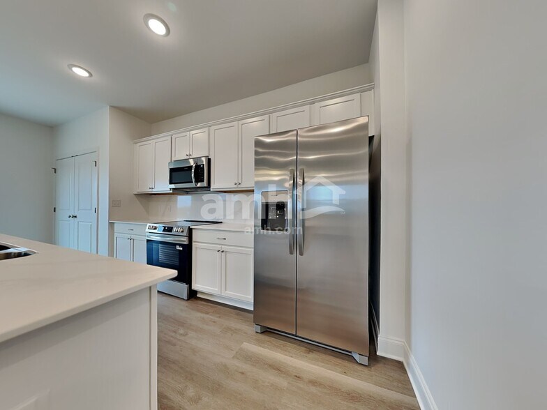 Building Photo - 301 Sharpe Ct