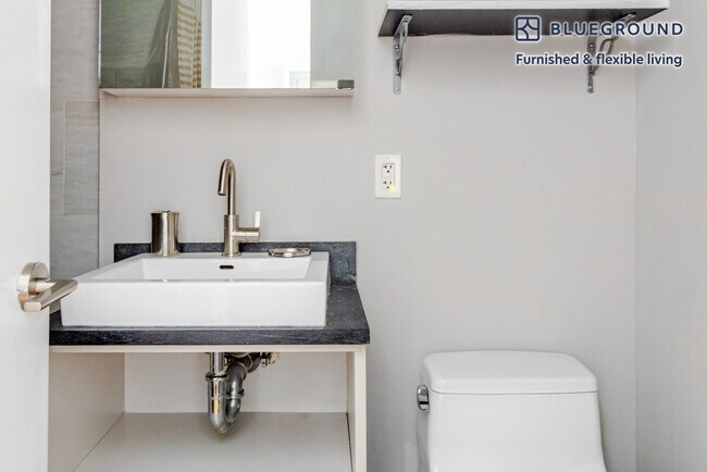 Building Photo - 515 W 47th St