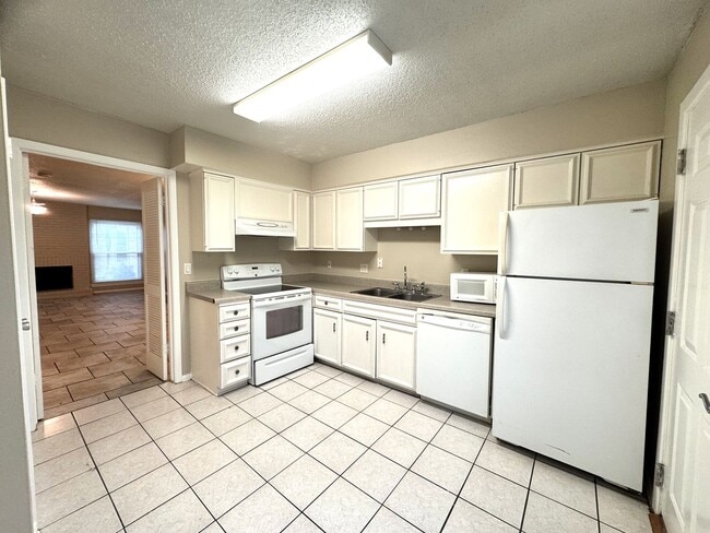 Building Photo - 2300 Nacogdoches Rd