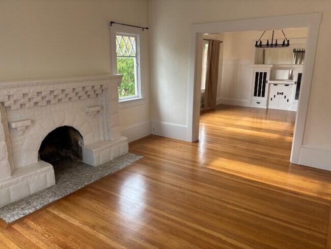 Building Photo - Beautiful Centrally Located Rockridge Craf...