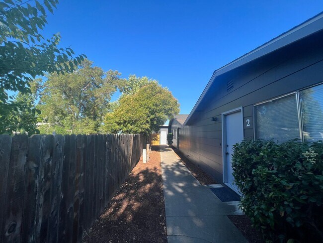 Building Photo - Cute One Bedroom Apartment in Central Medford | Available Mid December