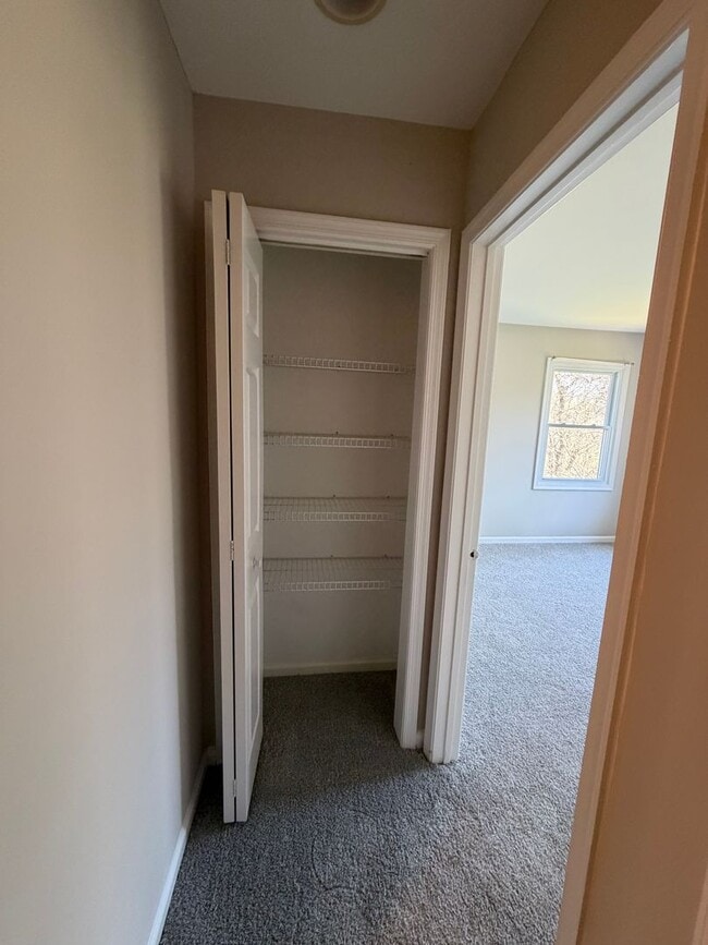 Building Photo - 3BR - WOODED VIEWS • FINISHED BASEMENT • BONUS LOFT • TE SCHOOL DISTRICT