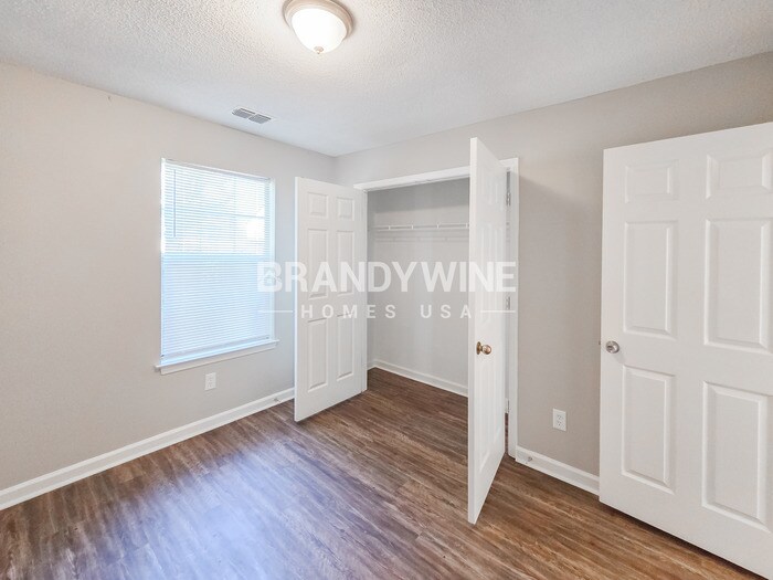 Building Photo - 2050 Tudor Dr