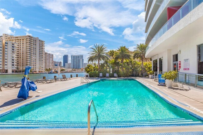 Building Photo - 2600 E Hallandale Beach Blvd