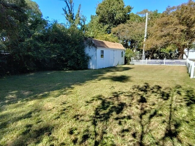 Building Photo - 1121 Elk Ave