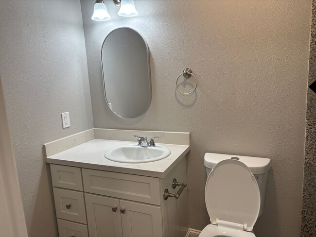 Building Photo - Terrific Brentwood location at the end of ...