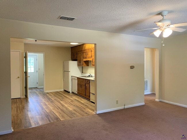 Building Photo - 671 Country Club Rd