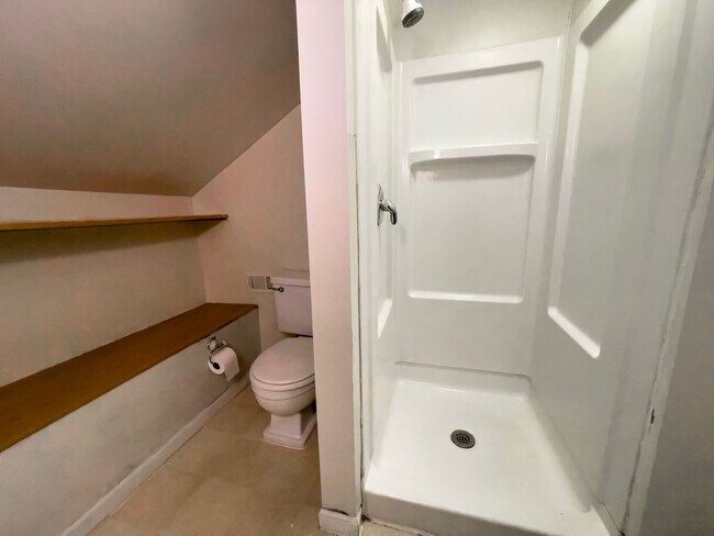 Building Photo - PRELEASING for AUGUST! Close to Campus