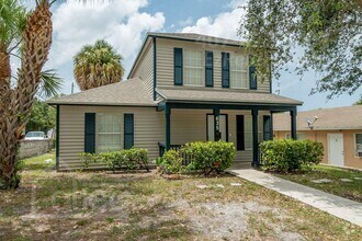 Building Photo - Newly renovated 3-bedroom, 2-bathroom home...