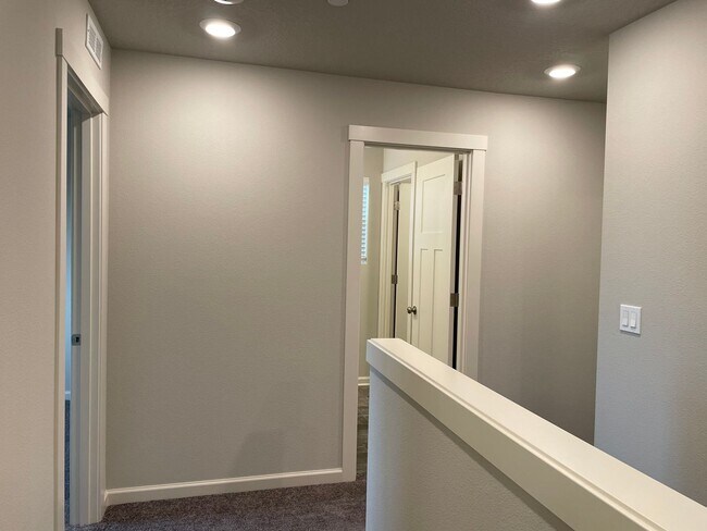 Building Photo - Lovely 4 Bed 2.5 Bath Home! Located near t...