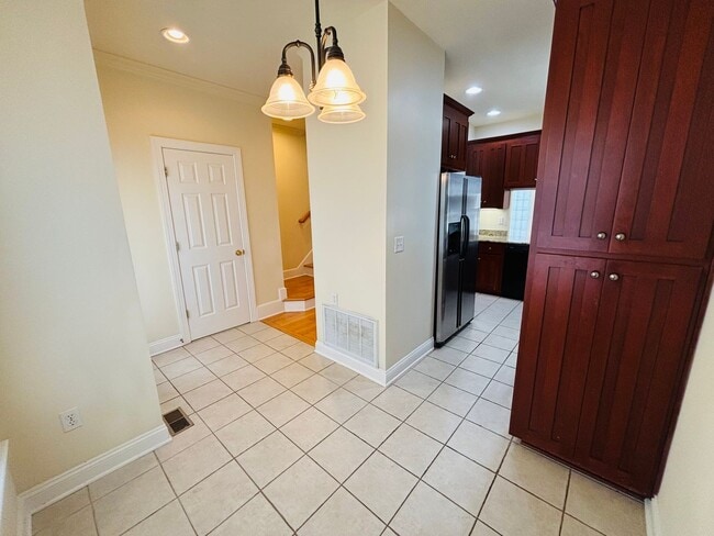 Building Photo - 204 Heights Ln