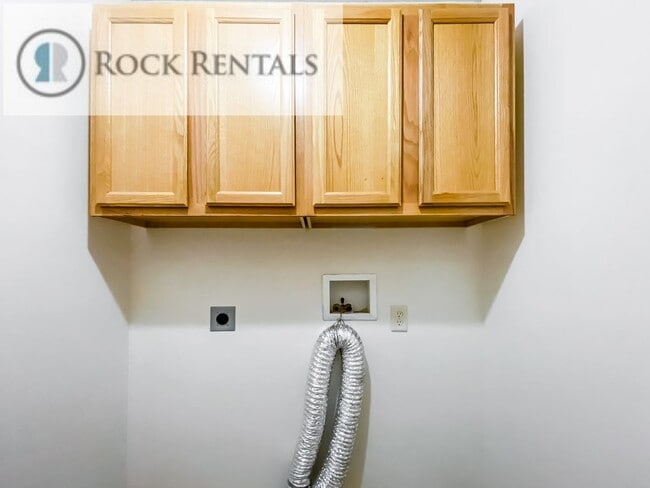 Building Photo - Beautiful 3 Bed 2 Bath Home in Quiet Neighborhood