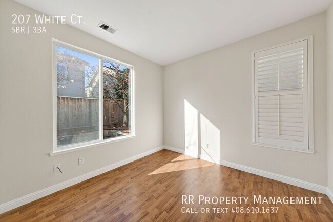 Building Photo - 207 White Ct