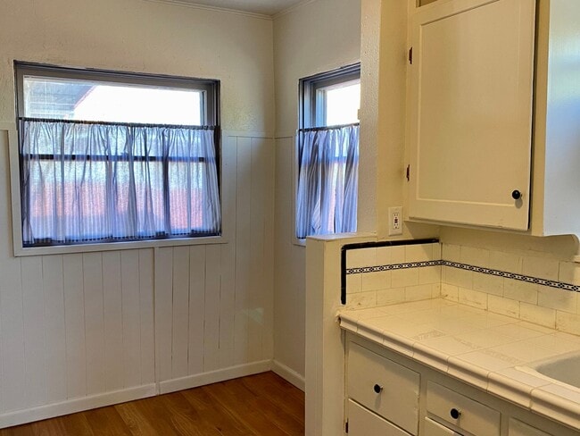 Building Photo - 1930's Bungalow Charmer, 2bdrm, 1 bath hou...