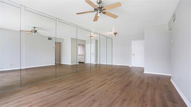 Building Photo - 3111 Oakland Shores Dr