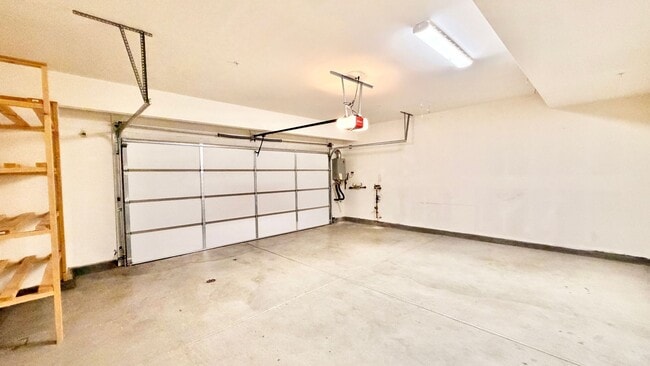 Building Photo - Beautiful, Like New, End Unit Condo in Resort Like Living Community off Temecula's South 79!