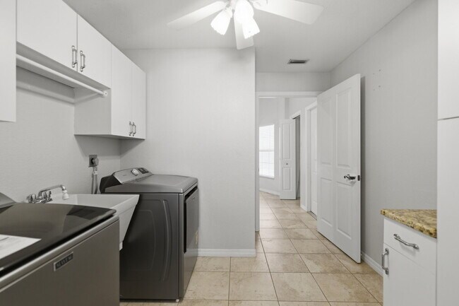 Building Photo - Spacious 3BR/2BA pet friendly home with a fenced backyard and oversized patio