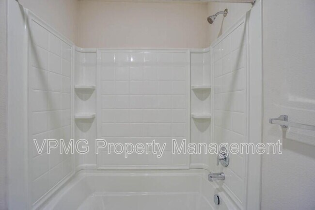 Building Photo - 2628 NE 117th Pl
