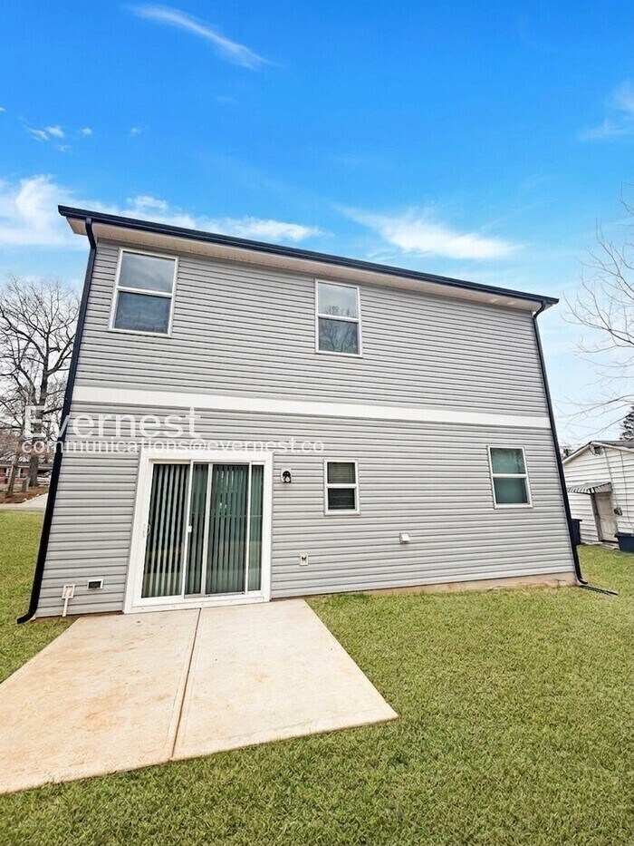 Building Photo - 1823 Bristol Rd