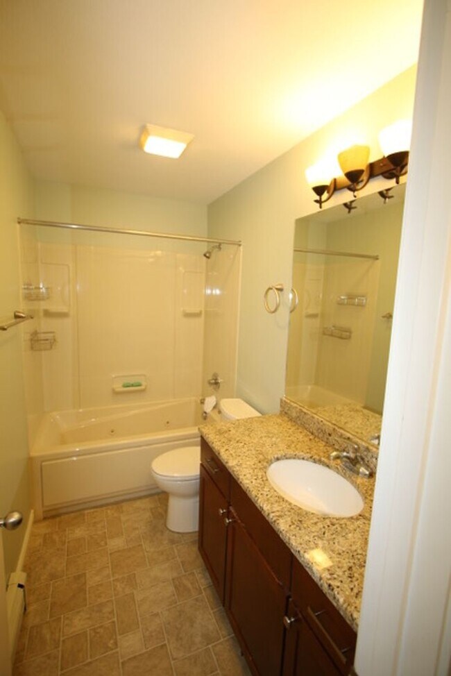 Building Photo - 3 Bedroom Centrally Located Condo!