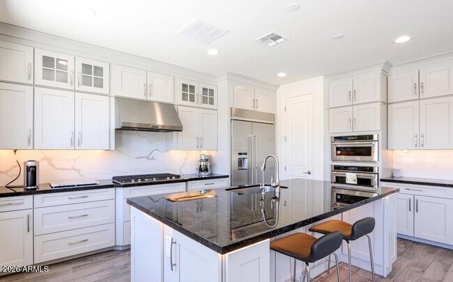 Building Photo - 948 W Yosemite Dr