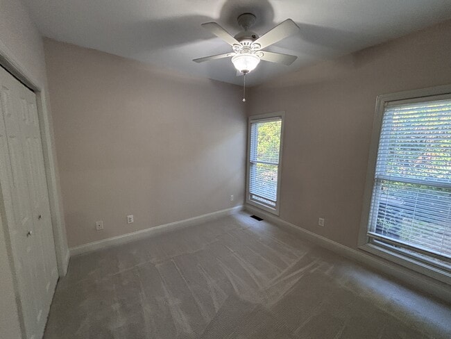 Building Photo - 420 Lake Forest Dr SE