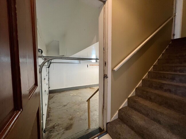 Building Photo - Outdoor Oasis: Charming 3 Bed 2 Bath House!