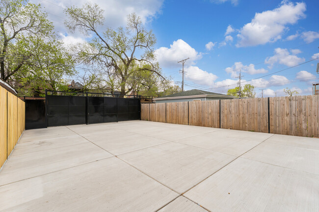 Building Photo - 923 N Drake Ave