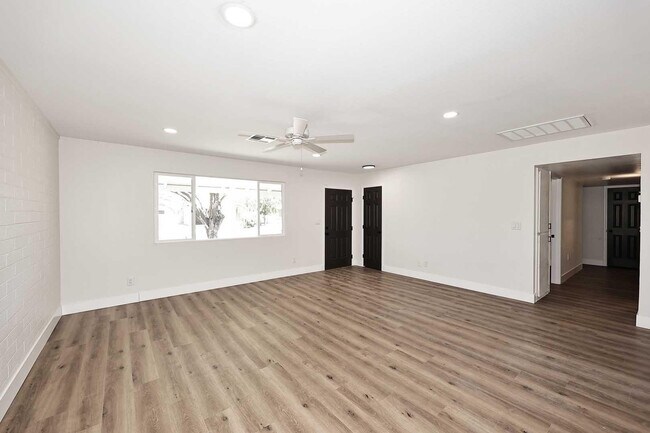Building Photo - 10537 W La Jolla Dr