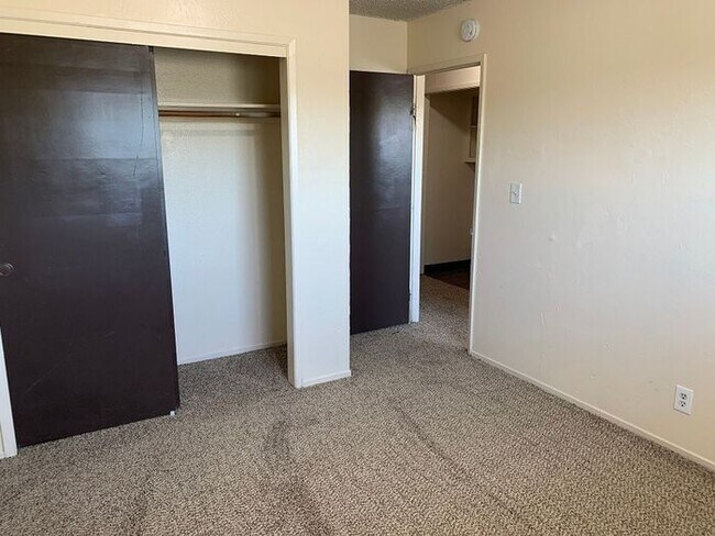 Building Photo - Downstairs unit approaching Downtown Visalia!