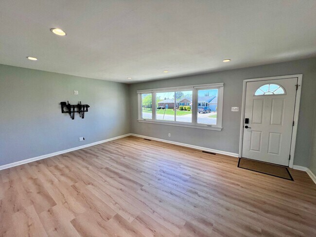 Building Photo - Stunning Renovated Ranch off Indian River