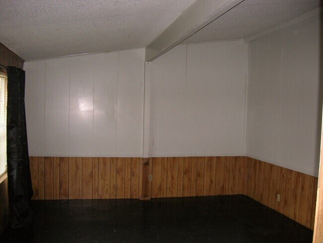 Building Photo - 207 E Elm St