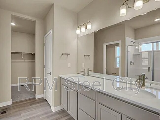 Building Photo - 753 S Laurue Dr