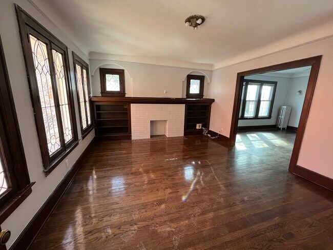 Living Room - Fireplace - 645 Neff Rd