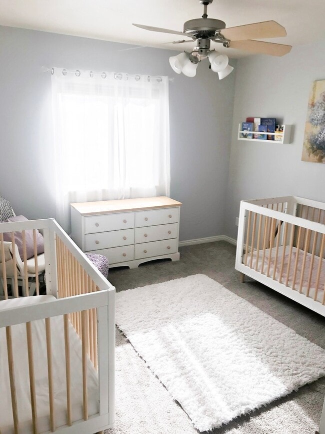 Building Photo - 3 bedroom, 2 bath townhome, end unit, grea...