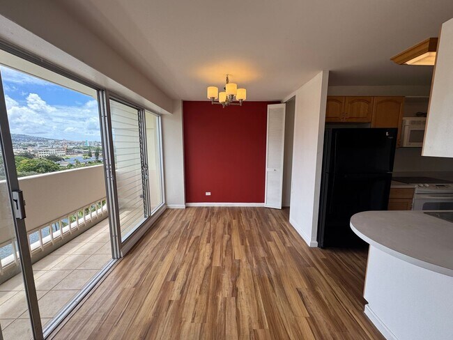 Building Photo - 2 Bed/1.5 Bath/1 Parking at Twin Towers in...