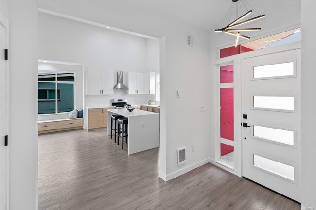 Building Photo - 514 Canal Dr NE